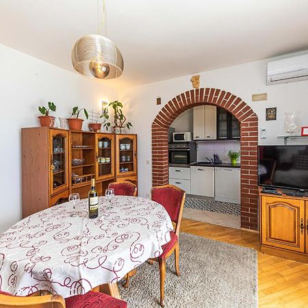 2 Bedroom Beautiful Apartment In Okrug Gornji Trogir Buitenkant foto