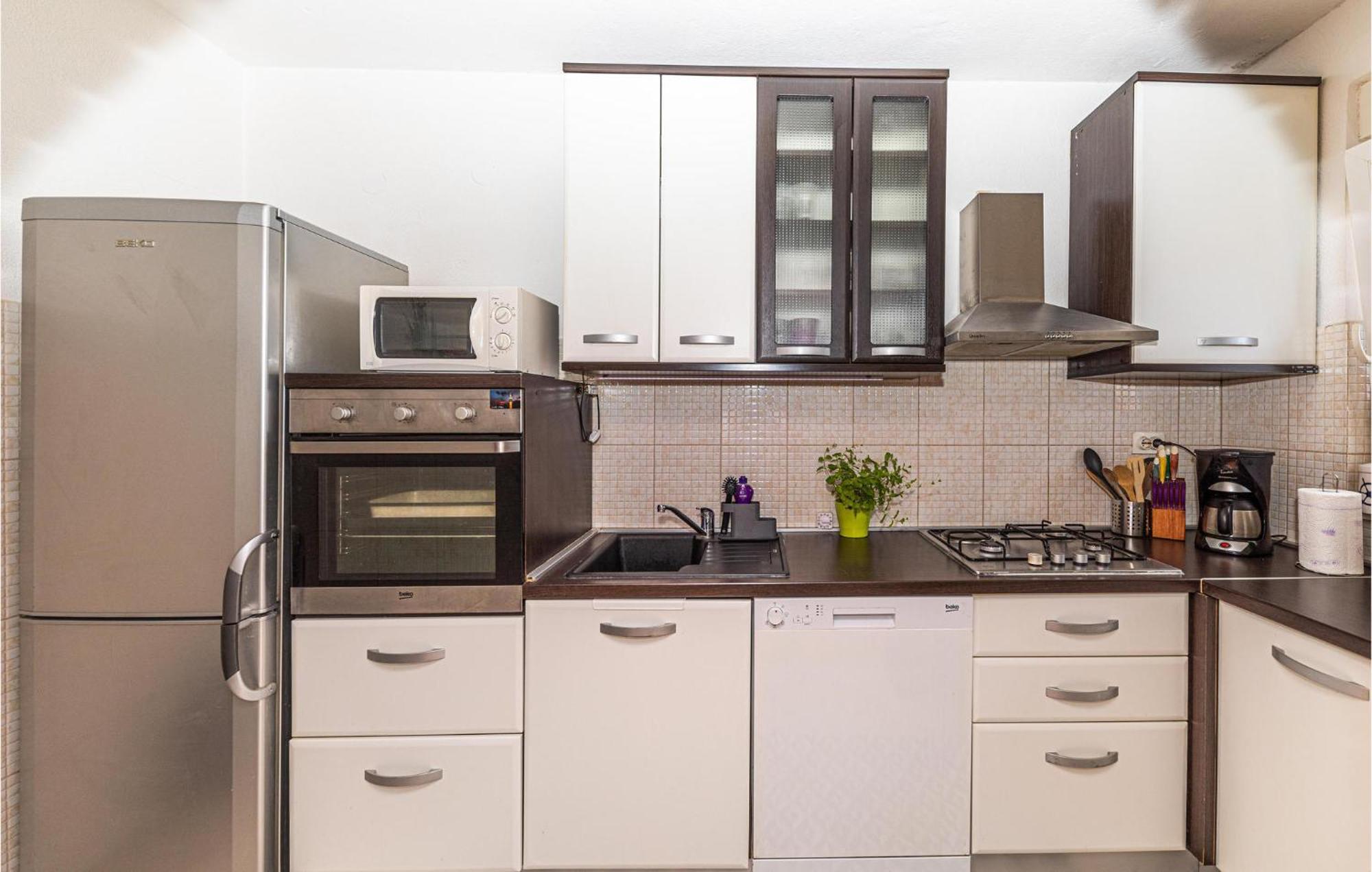 2 Bedroom Beautiful Apartment In Okrug Gornji Trogir Buitenkant foto
