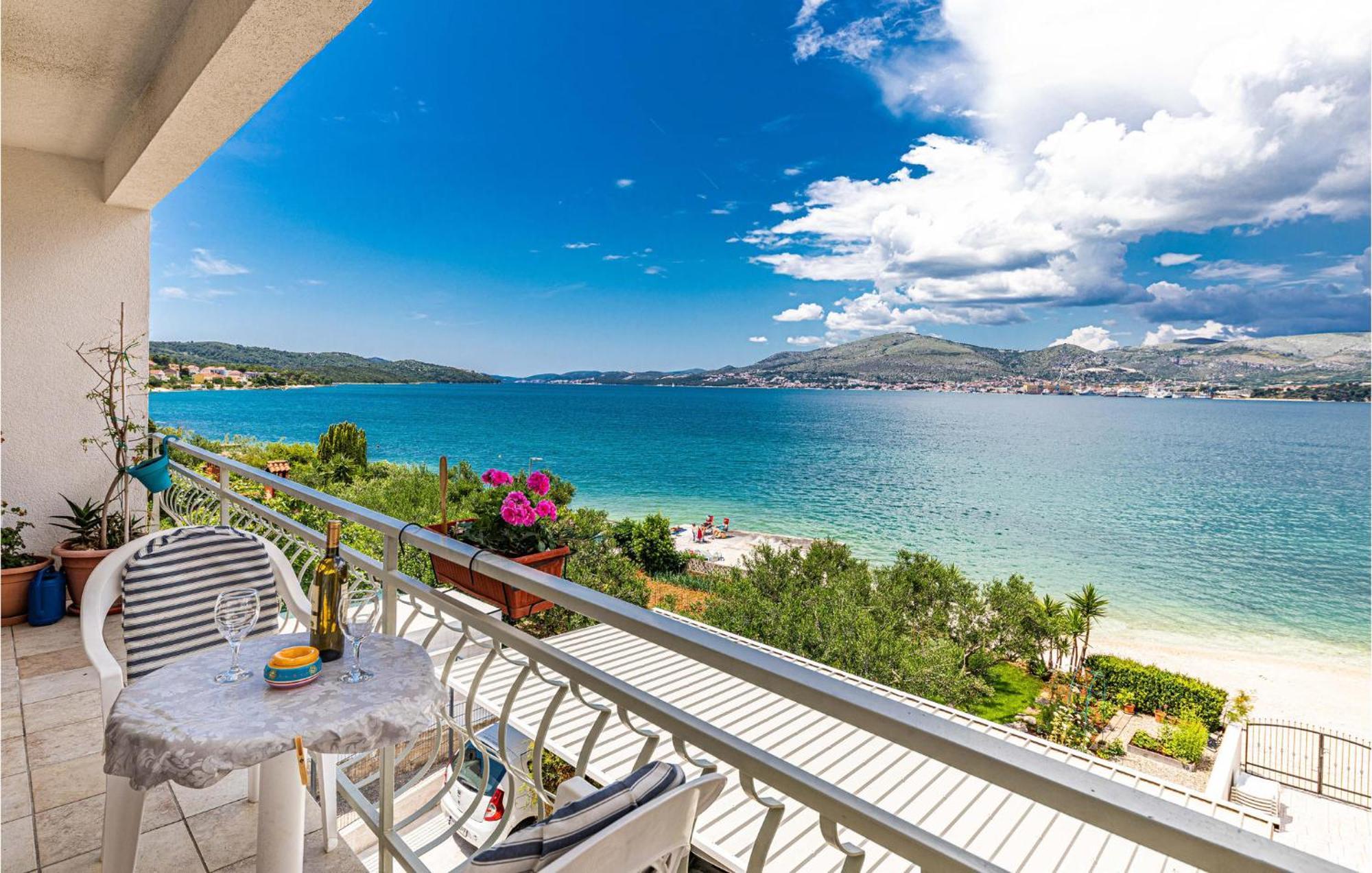 2 Bedroom Beautiful Apartment In Okrug Gornji Trogir Buitenkant foto