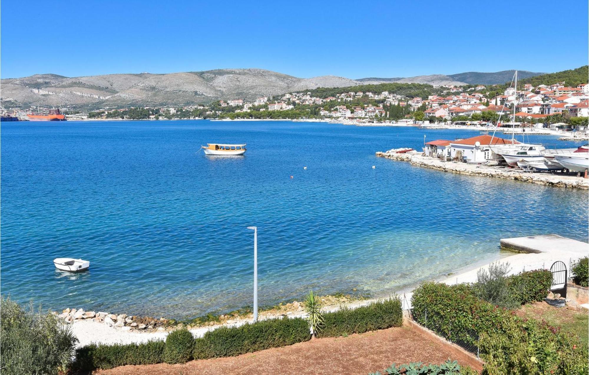 2 Bedroom Beautiful Apartment In Okrug Gornji Trogir Buitenkant foto