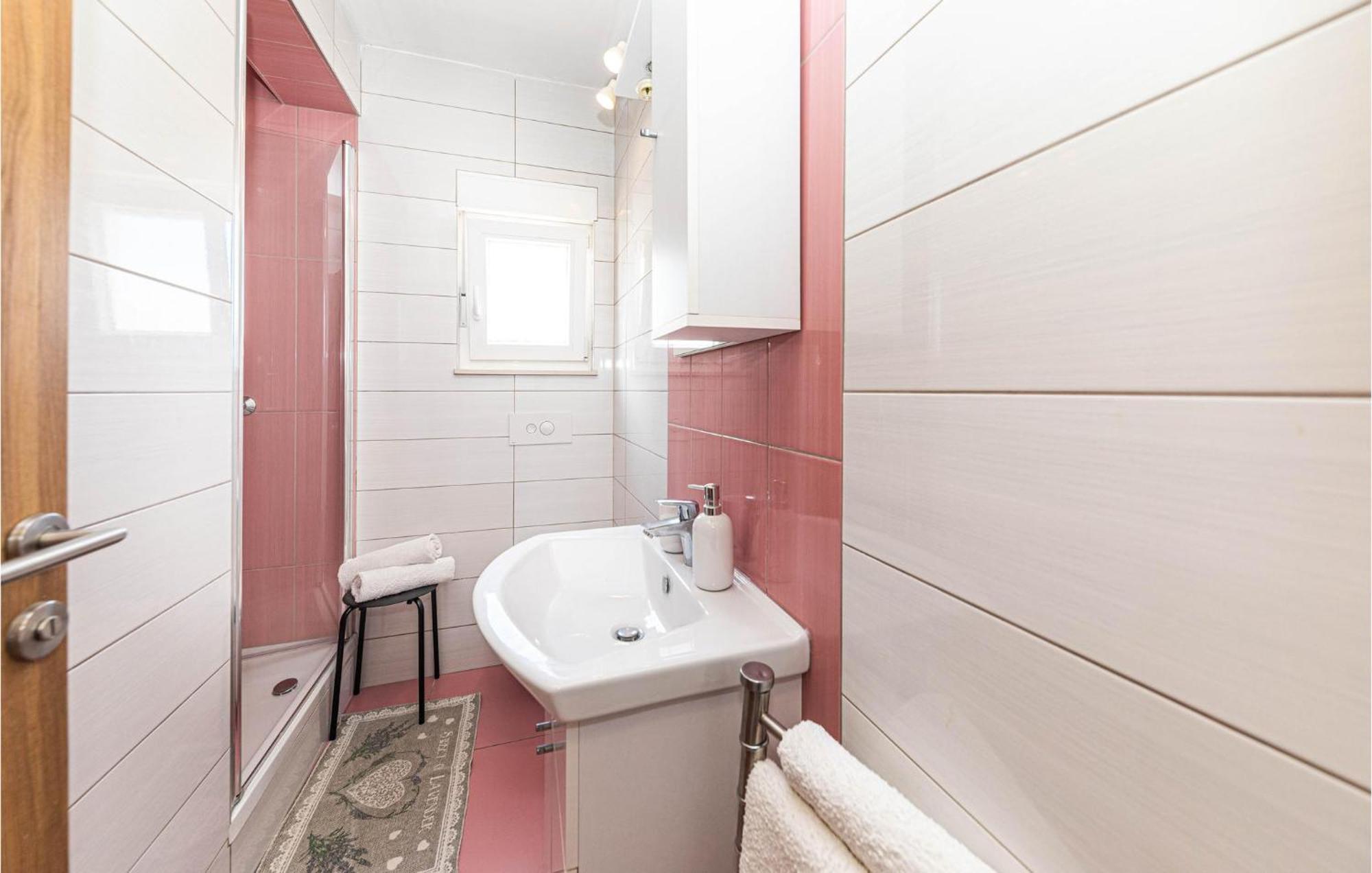 2 Bedroom Beautiful Apartment In Okrug Gornji Trogir Buitenkant foto