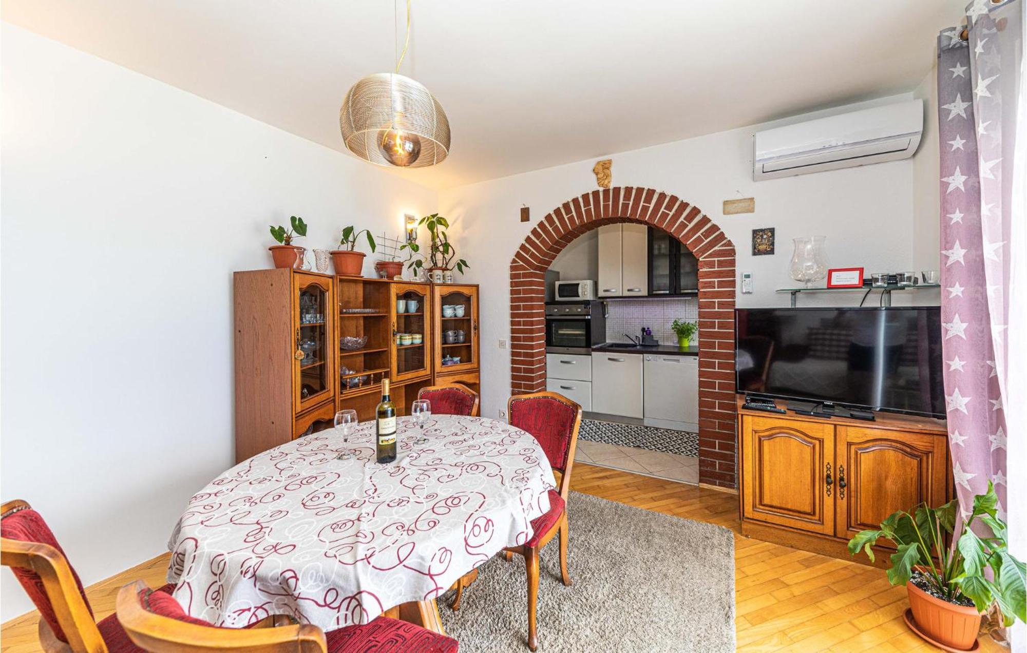2 Bedroom Beautiful Apartment In Okrug Gornji Trogir Buitenkant foto